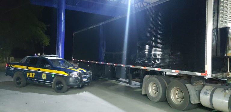 Na divisa entre BA x MG, motorista profissional é flagrado pela PRF transportando carga de leite em semirreboque roubado