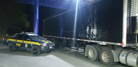 Na divisa entre BA x MG, motorista profissional é flagrado pela PRF transportando carga de leite em semirreboque roubado