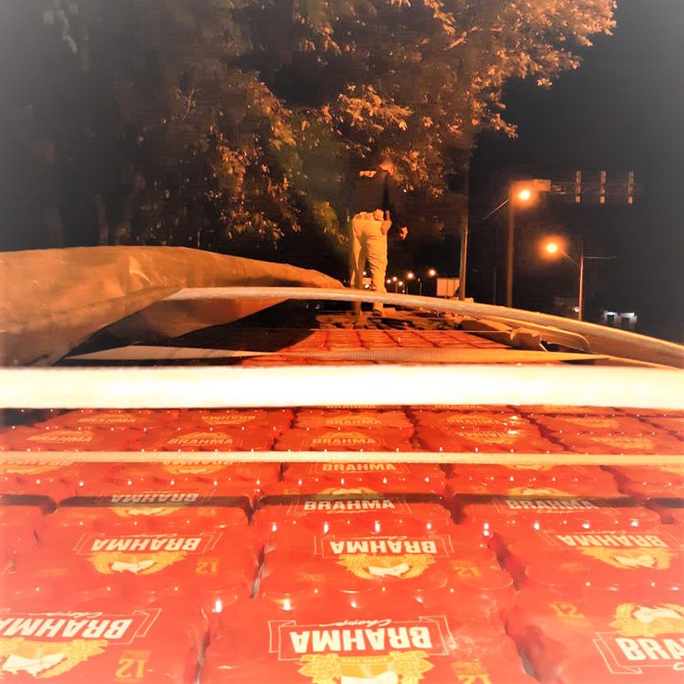 PRF apreende 25.980 litros de cerveja sem nota fiscal na BR 101 em Eunápolis (BA)