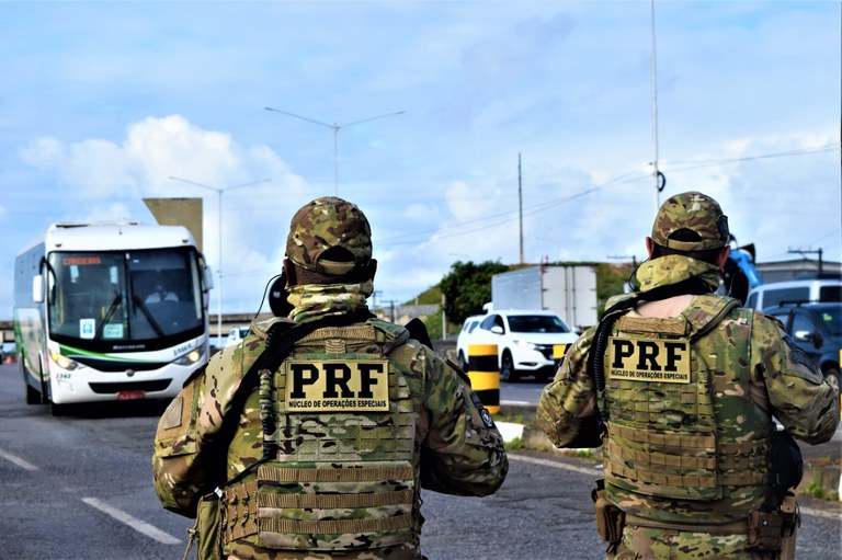 PRF BA intensifica fiscalização de combate a assalto a ônibus na Região Metropolitana de Salvador