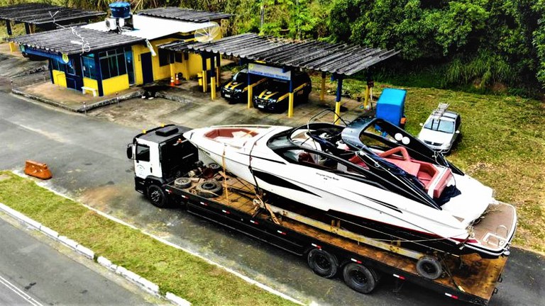 PRF flagra barco de luxo sendo transportado de forma irregular no Sul da Bahia; veja vídeo