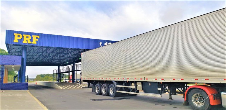 PRF flagra caminhão com 750 mil maços de cigarros brasileiros sem nota fiscal na BR 116 em Vitória da Conquista (BA)