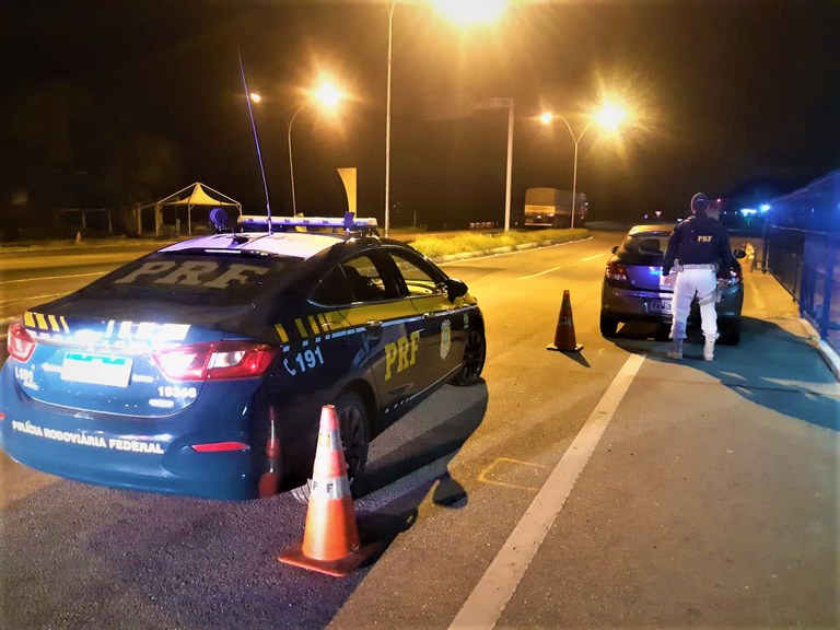 PRF prende líder de tráfico por rompimento tornozeleira eletrônica e uso documento falso