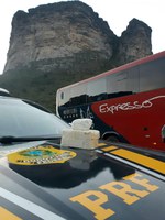 PRF prende passageiro de ônibus com pasta base de cocaína na bagagem