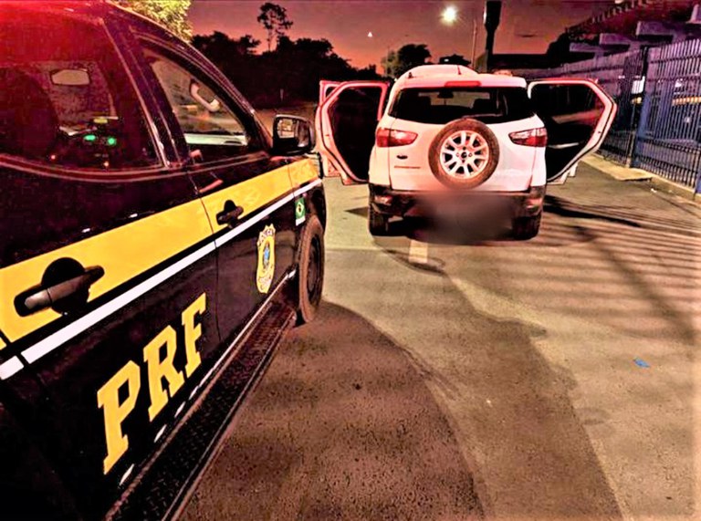 PRF recupera camioneta furtada e prende motorista por uso de documento falso e receptação