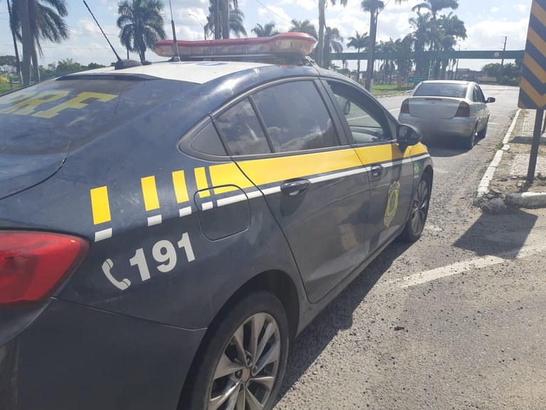 PRF recupera veículo roubado conduzido por menor de idade