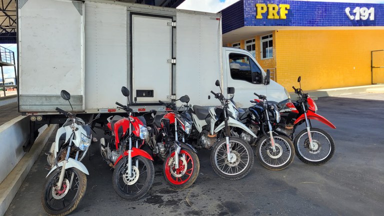 Após abordagem a caminhão-baú, PRF encontra 6 motocicletas adulteradas no compartimento de carga