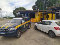 Após abordar carro com pneu desgastado, PRF prende motorista por receptação na BR 101