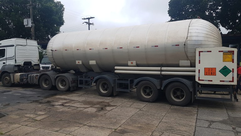 Adulterar ou remarcar número de chassi ou qualquer sinal identificador de veículo automotor, de seu componente ou equipamento é crime, com pena de reclusão, de três a seis anos.