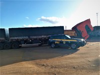 Com mais de 40 toneladas de excesso de peso bi-trem é apreendido pela PRF na BR 116 em Vitória da Conquista