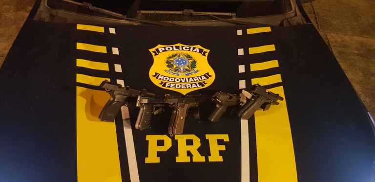 As armas de fogo estavam escondidas dentro do painel do carro, que possuía sistema eletrônico adaptado para acessar o compartimento oculto.