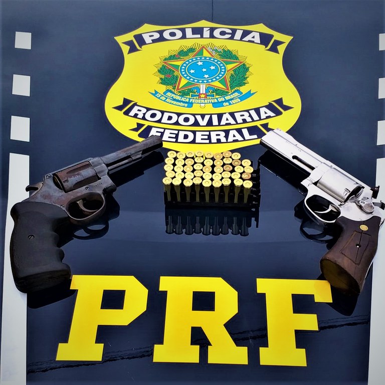 Foram apreendidos dois revólveres calibre 38 mm e mais quarenta e quatro munições