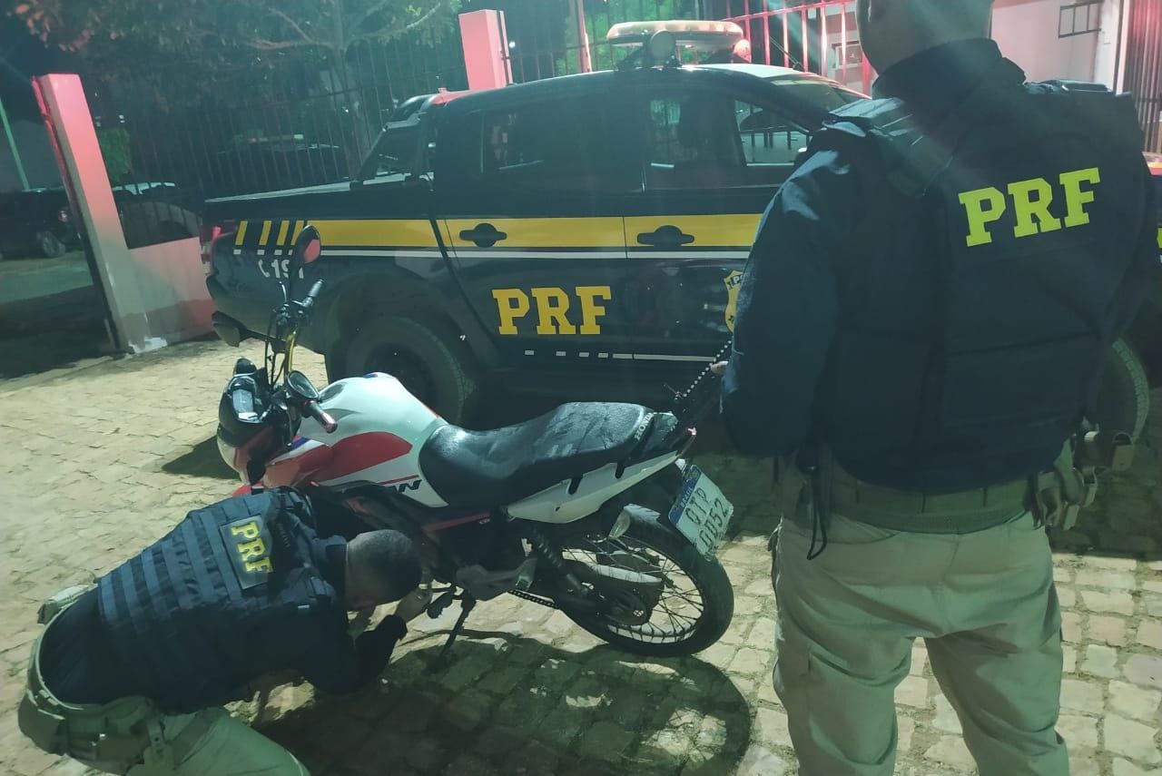Veículo portava placa idêntica a de outra moto, na tentativa de escapar de fiscalizações da polícia.