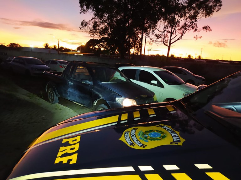 No Extremo Sul da Bahia, PRF apreende caminhonete Strada utilizando motor de Siena com ocorrência de crime