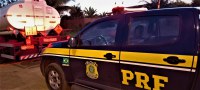 PRF apreende caminhão-tanque transportando álcool para produção de cachaça com nota fiscal fraudada