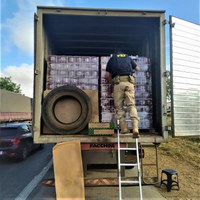 PRF apreende quase 15.000 litros de cerveja e mais de 10.000 pacotes de macarrão instantâneo sem nota fiscal na BR 242 em Seabra (BA)