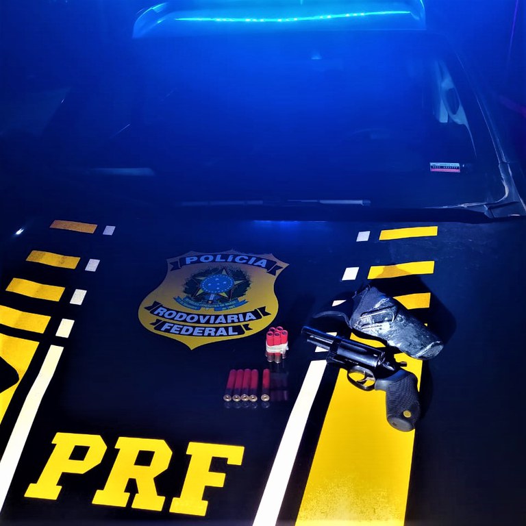 O motorista relatou que a arma seria utilizada ‘somente’ para matar javalis.