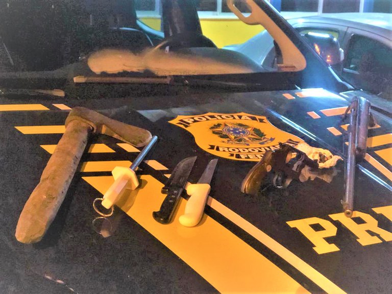 PRF e RONDESP SUL apreendem revólver, espingarda, munições e recuperam carro roubado no Extremo Sul da Bahia