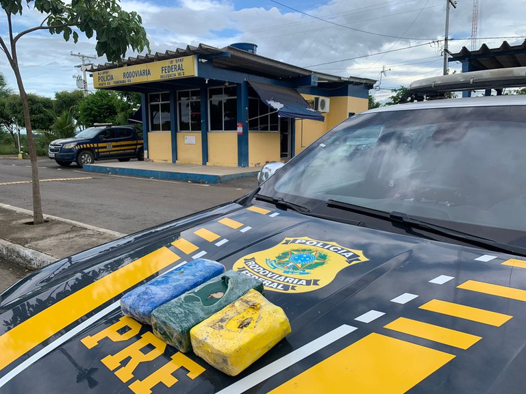 PRF na Bahia apreende pasta base de cocaína escondida dentro de bagagem de passageira na Chapada Diamantina