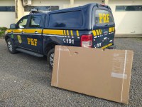 PRF prende passageiro de ônibus após subtrair televisor de 65 polegadas de caminhão acidentado na BR 101 em Itabela (BA)