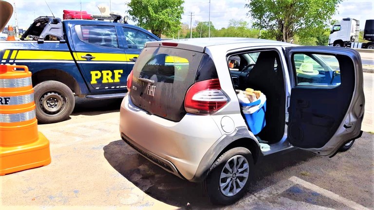 Após fuga na rodovia, PRF encontra quase 30 Kg de drogas dentro de carro alugado
