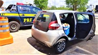 Após fuga na rodovia, PRF encontra quase 30 Kg de drogas dentro de carro alugado