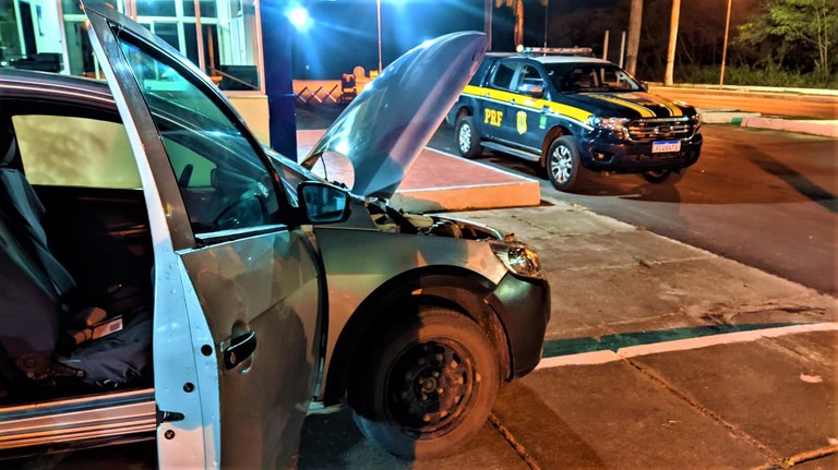 Após ultrapassagem proibida, PRF prende motorista que transitava na BR 101 com carro adulterado