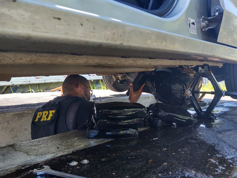 Em Jequié, dupla é presa pela PRF em Jequié transportando mais de 10kg de cocaína para Minas Gerais