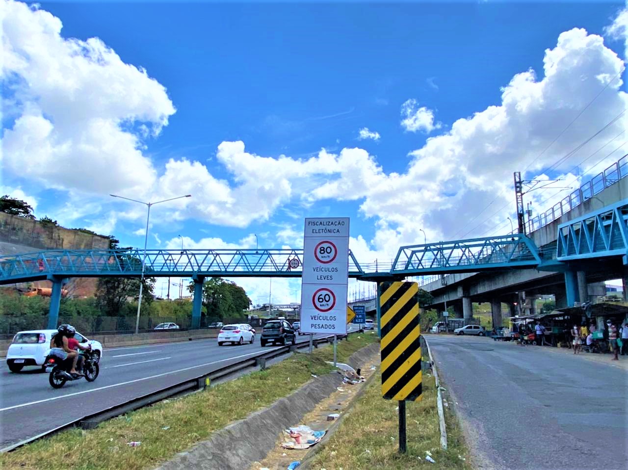 PEDESTRES! Orientações para travessia segura em trechos urbanos da rodovia