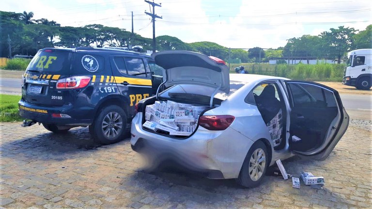 PRF e PM apreendem 11.610 maços de cigarros contrabandeados sendo transportados em dois carros