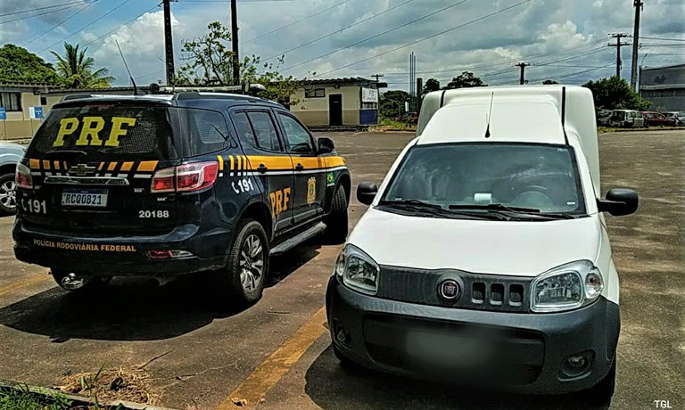 Caminhonete Fiorino com registro de apropriação indébita é recuperada na BR 324
