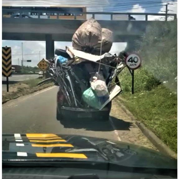 Perigo na estrada: PRF flagra caminhonete transitando na rodovia com carga gigante na carroceria; veja vídeo