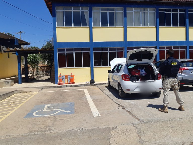 PRF apreende 825 papelotes de cocaína e recupera veículo furtado na BR 242 em Seabra (BA)