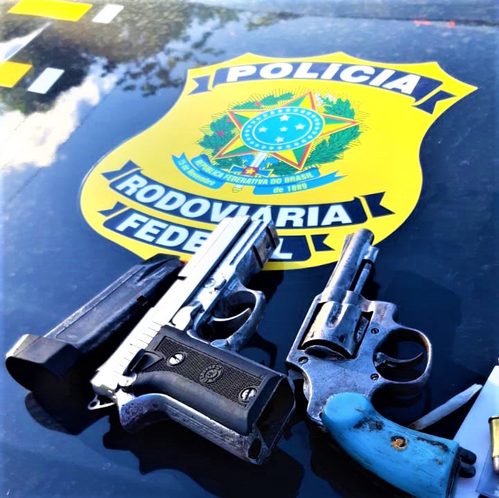 PRF prende dupla de criminosos por porte ilegal de arma de fogo na BR 101