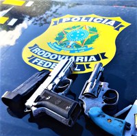 PRF prende dupla de criminosos por porte ilegal de arma de fogo na BR 101