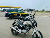 PRF recupera motocicleta furtada e apreende veículo adulterado