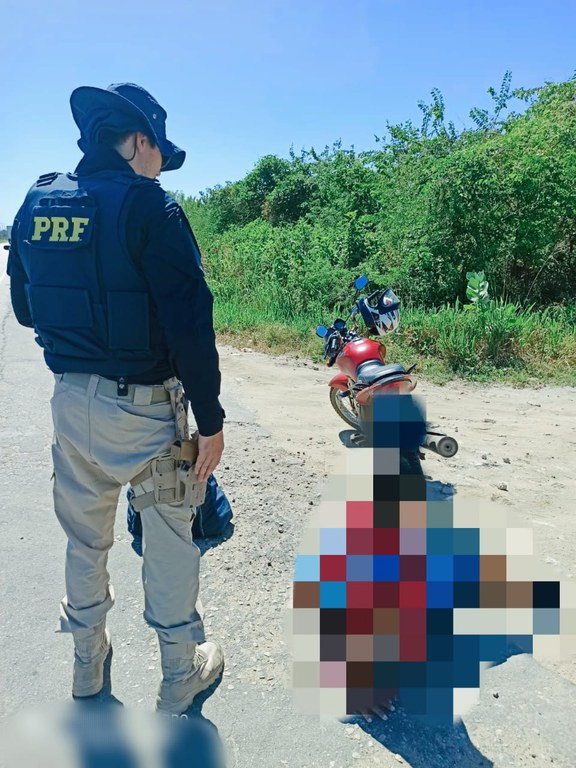 IMAGEM - Homem foragido por estupro de adolescente e outro procurado por dois homicídios são presos em fiscalização de trânsito em Caucaia (CE)