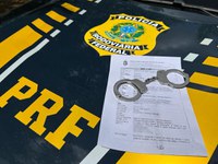 Em Lavras Da Mangabeira (CE), PRF prende passageiro de caminhão com mandado de prisão em aberto