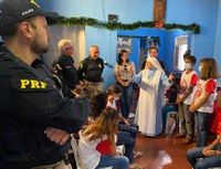 Policiais Rodoviários Federais realizam campanha e arrecadam doações para associação beneficente de Lavras da Mangabeira/CE.