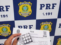 PRF autua dois motoristas de carreta pelo crime de porte de drogas e apreende comprimidos de anfetamina, em Canindé/CE.