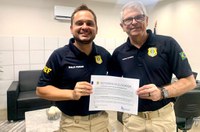 Superintendente da PRF no Ceará faz entrega de referência elogiosa à policiais do Núcleo de Articulação e Governança