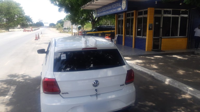 IMAGEM - Motorista é flagrado pela PRF no Ceará com garrafa de "loló" e 2 kg de cocaína são encontrados no carro