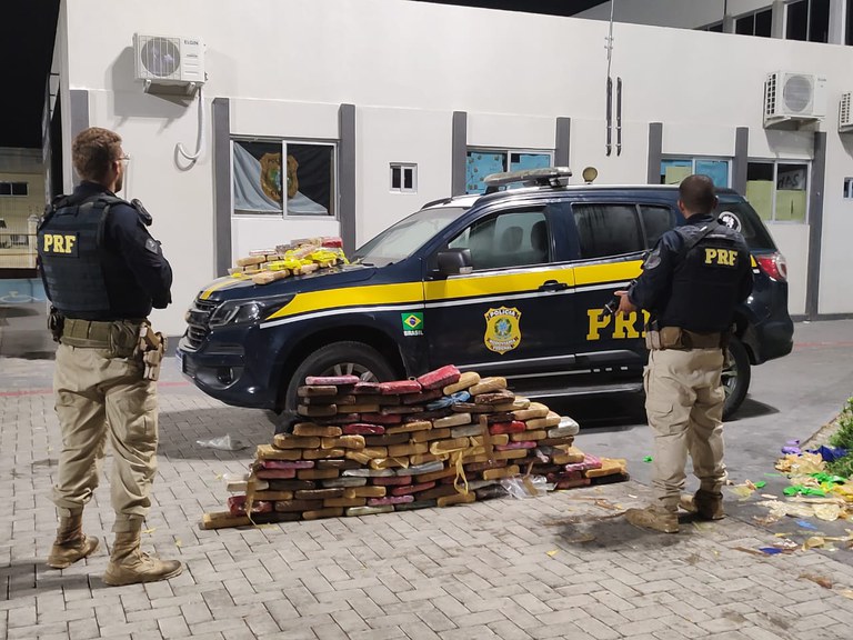 IMAGEM - 108 quilos de "supermaconha" e 15 quilos de cocaína são apreendidos em caminhão em Forquilha (CE)
