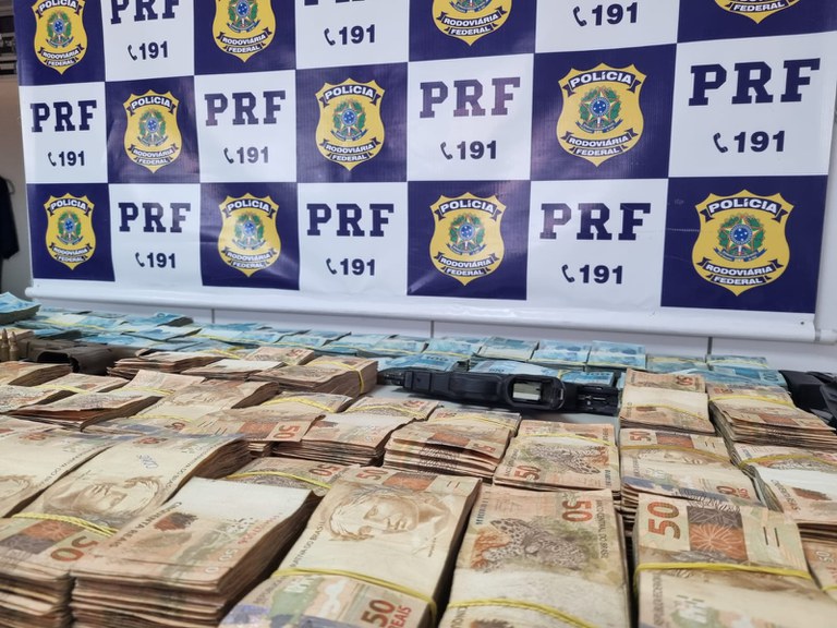 IMAGEM - Crime organizado fica mais pobre; malas de dinheiro são apreendidas pela PRF em Icó (CE)