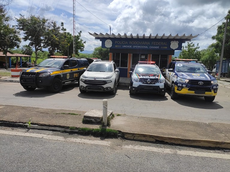 IMAGEM - Em ação conjunta, PRF, PMCE e GM de Canindé apreendem veículo roubado em Pernambuco; ocupantes tinham passagens criminais