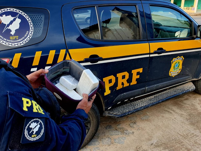 IMAGEM - PRF apreende 2,5 quilos de cocaína dentro de ônibus no Ceará
