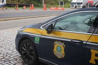 PRF resgata andarilho que se arriscava andando entre veículos na BR 222, em Sobral/CE.