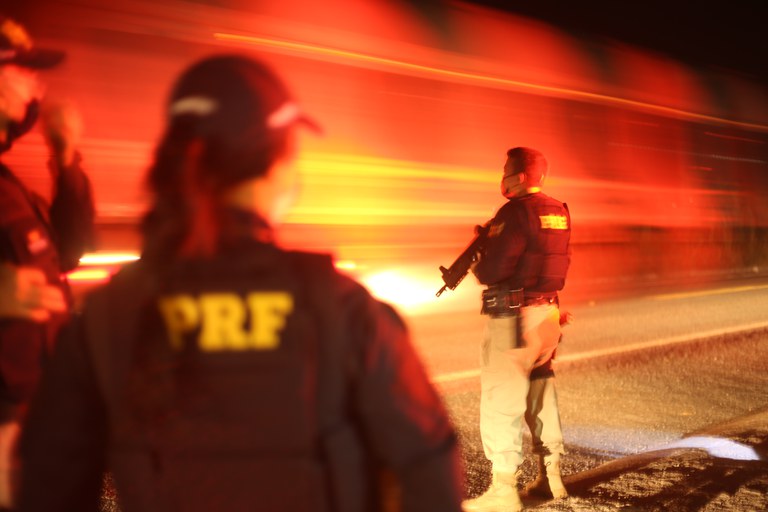 IMAGEM - PRF prende homem em flagrante por estupro de vulnerável do próprio filho em Icó (CE)