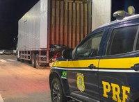 Caminhão com carga irregular de cigarros é interceptado pela PRF durante fiscalização em Jaguaribe (CE)