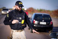 Menor de idade é flagrado pela PRF conduzindo veículo na BR 020, no município de Boa Viagem (CE)